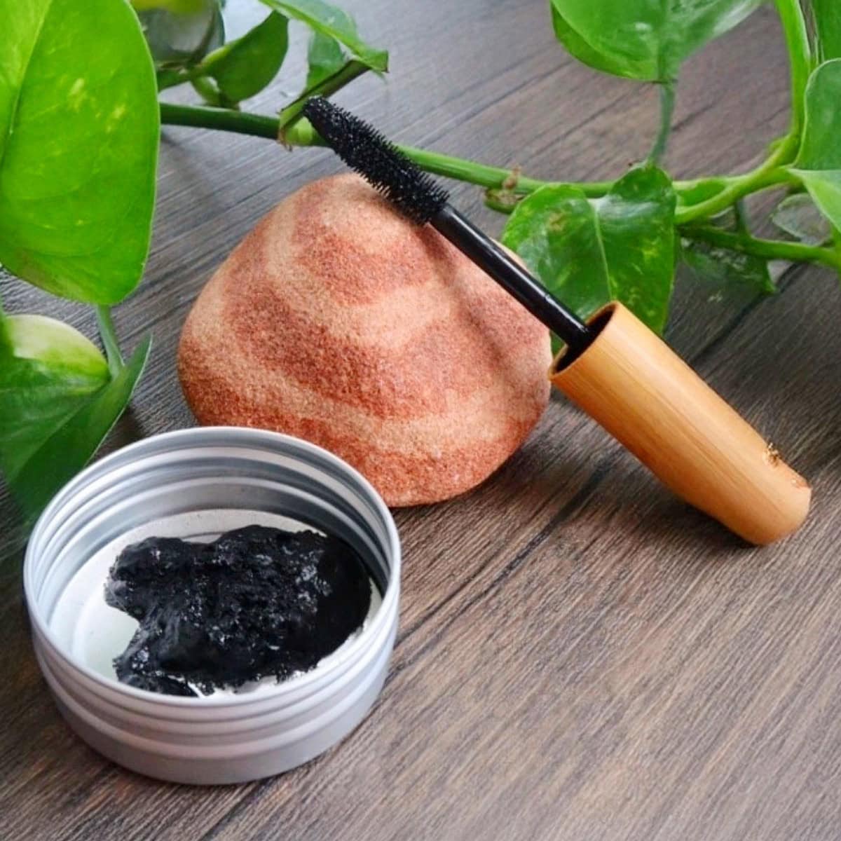 DIY Eye Makeup: Simple Homemade Recipes For A Clean Cosmetics Routine (30) DIY Eye Makeup: Simple Homemade Recipes For A Clean Cosmetics Routine (30)